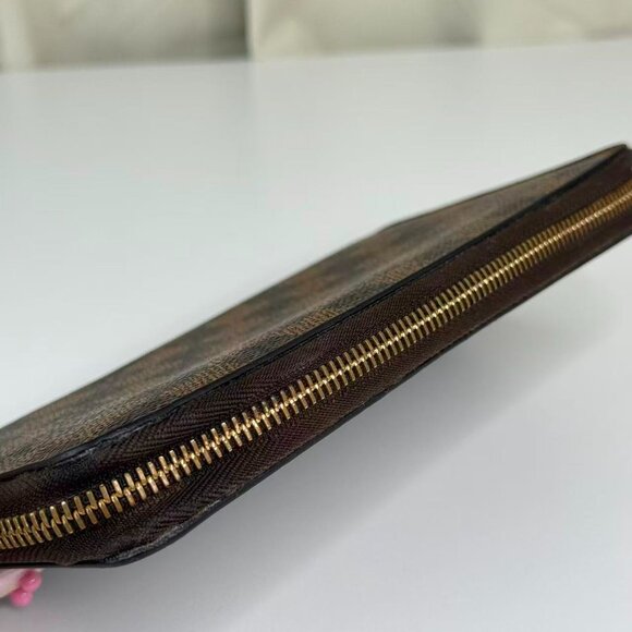 Louis Vuitton Damier Ebene Large Wallet with Classic Checkerboard Design - Picture 7 of 8